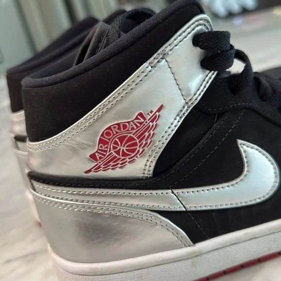 Nike Jordan 1 Mid - Picture 9 of 10